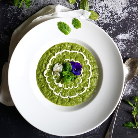 02februar-brokkoli-minz-suppe2.jpg